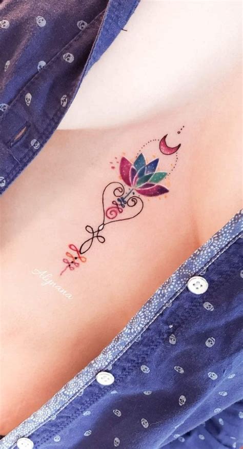 tattoo en medio de los senos|Tatuajes Elegantes en Medio de los Senos para Mujeres 